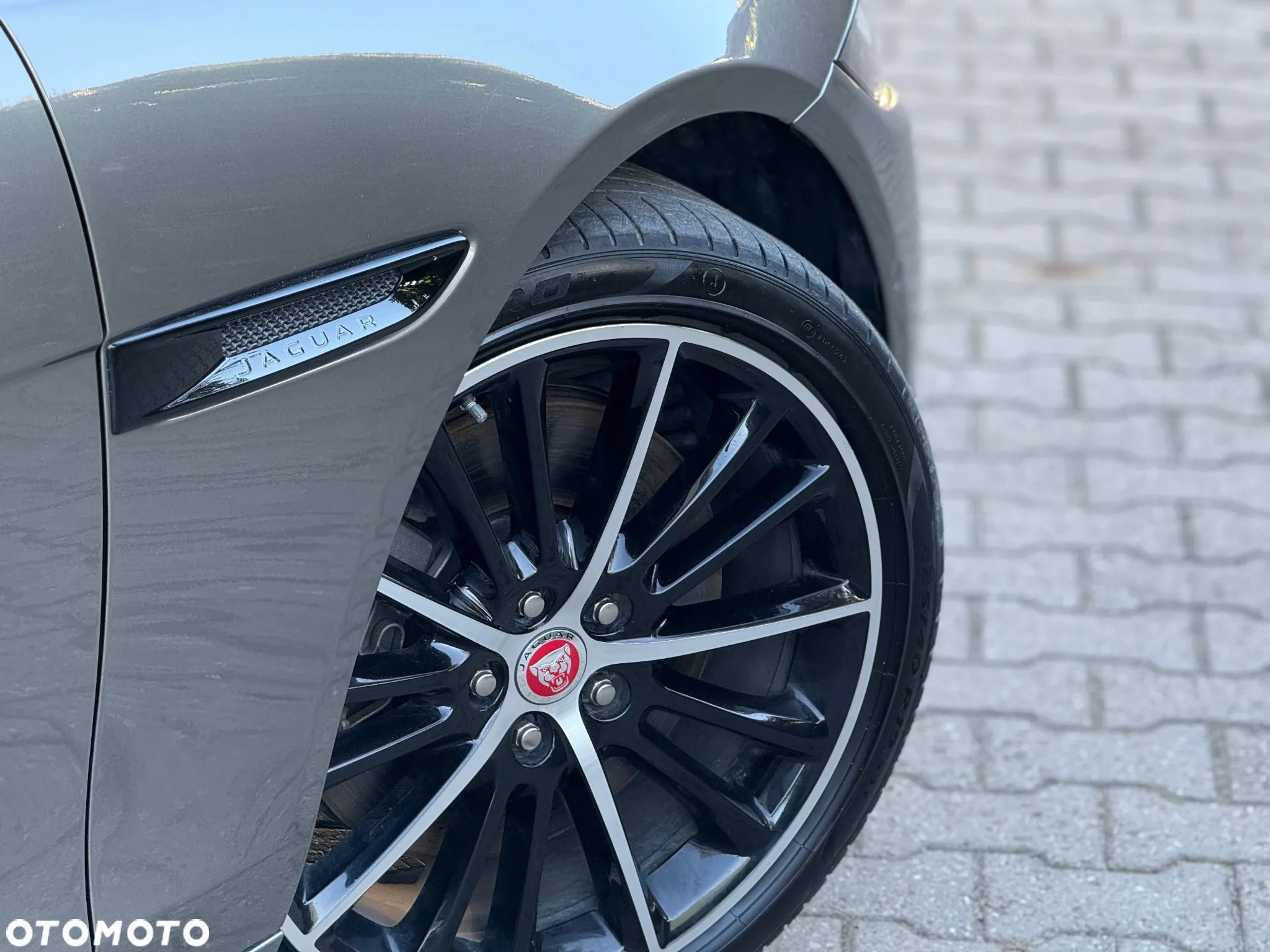 Jaguar XE 2.0 P250 R-Dynamic Black - 17