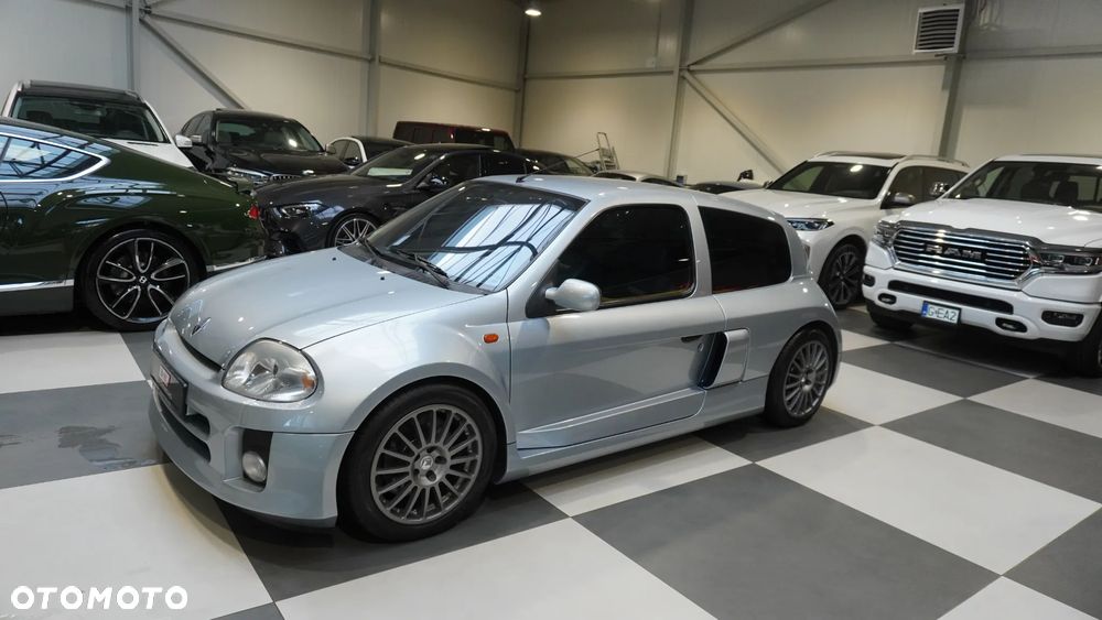 Renault Clio 3.0 V6 Sport - 1