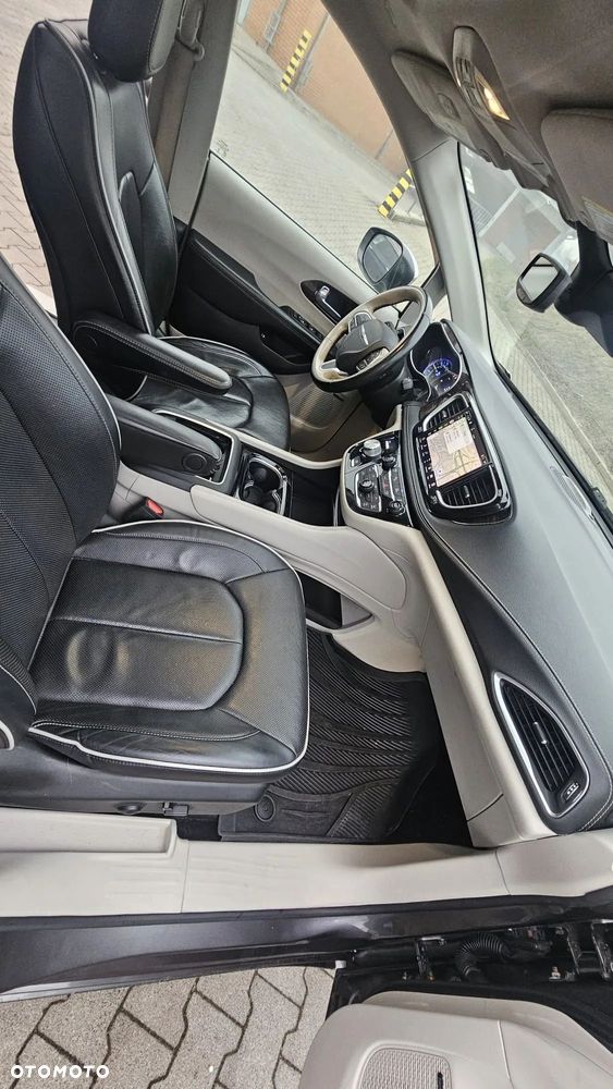 Chrysler Pacifica - 2