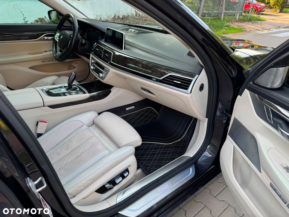 BMW Seria 7 750Li xDrive - 13