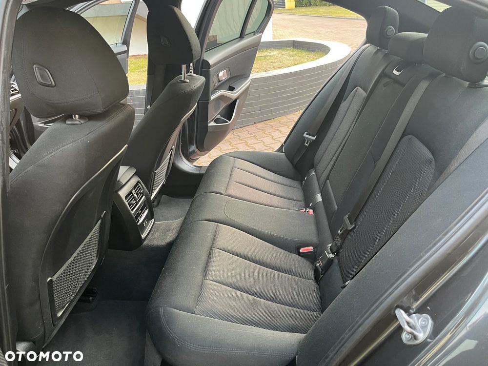 BMW Seria 3 320i xDrive - 21