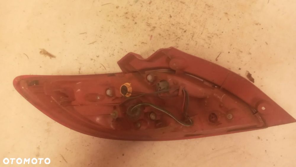 * LAMPA TYLNA PRAWA TYŁ PRAWO MAZDA 2 DE - 2
