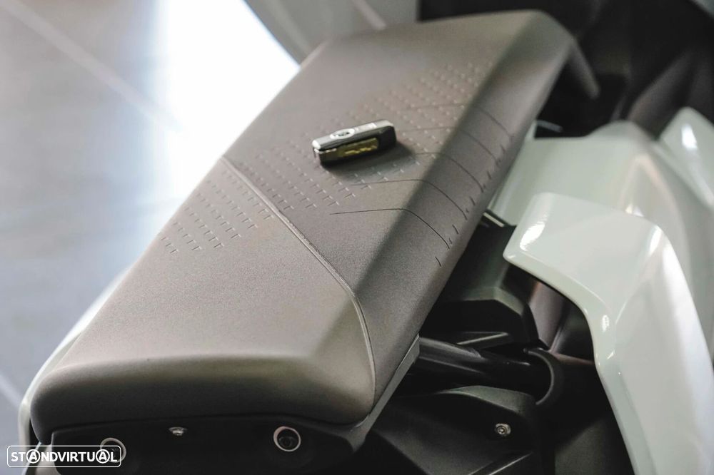 BMW CE 04 - 16