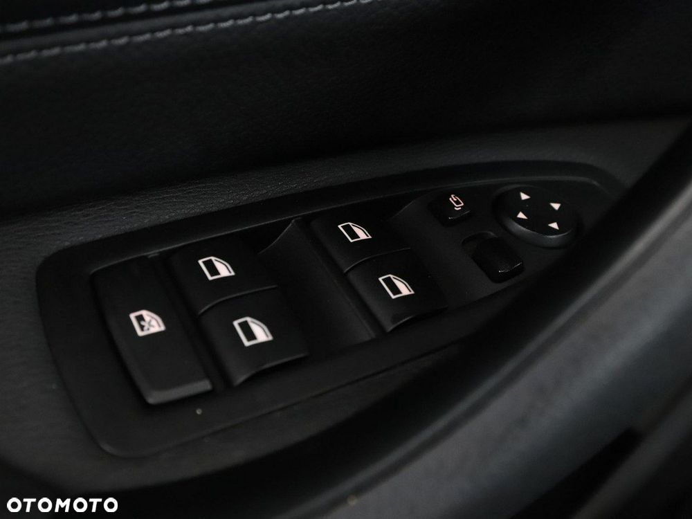BMW X1 sDrive18d xLine - 37