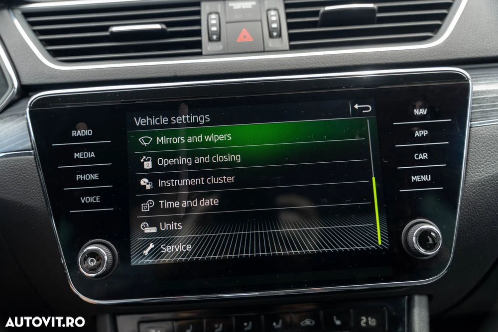 Skoda Superb 2.0 TDI DSG Sportline - 38