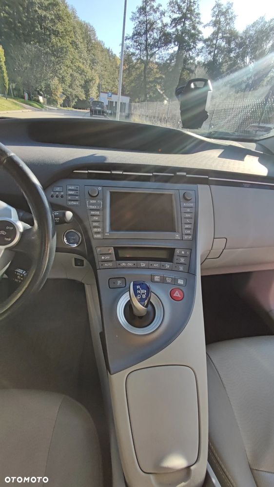 Toyota Prius 1.8 HSD Prestige - 9