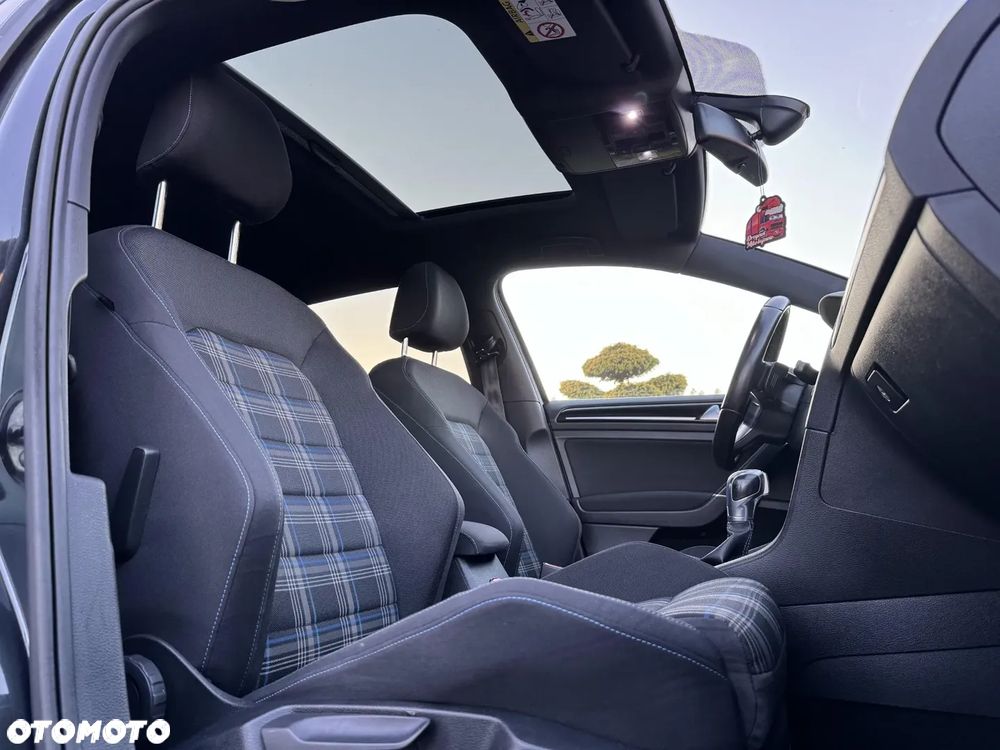 Volkswagen Golf - 1