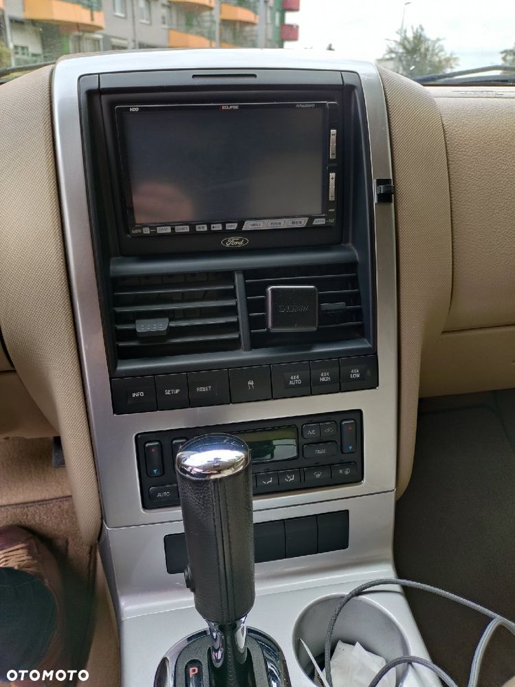 Ford Explorer 4.6 4WD - 26
