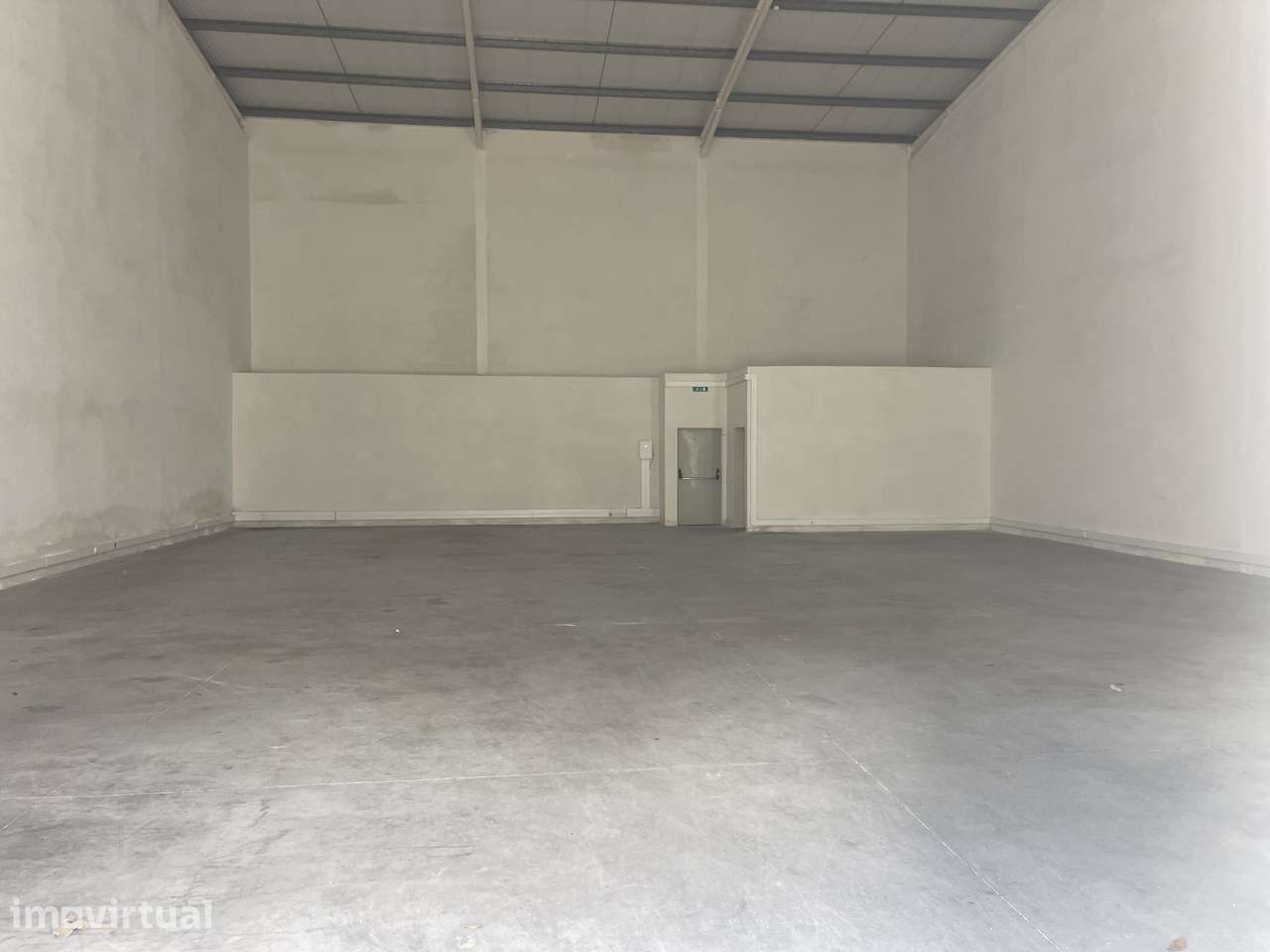 Armazém/comercial com 300m Arrendamento ou Venda IC2 /N1 Batalha - Grande imagem: 2/15