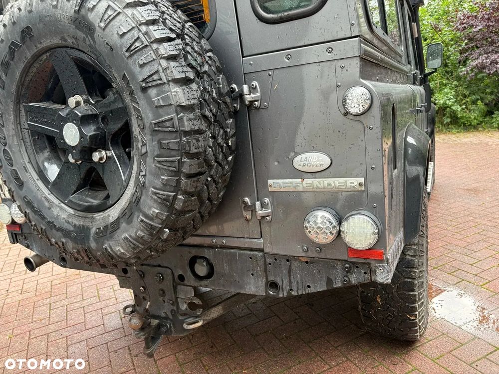Land Rover Defender 110 SE - 11