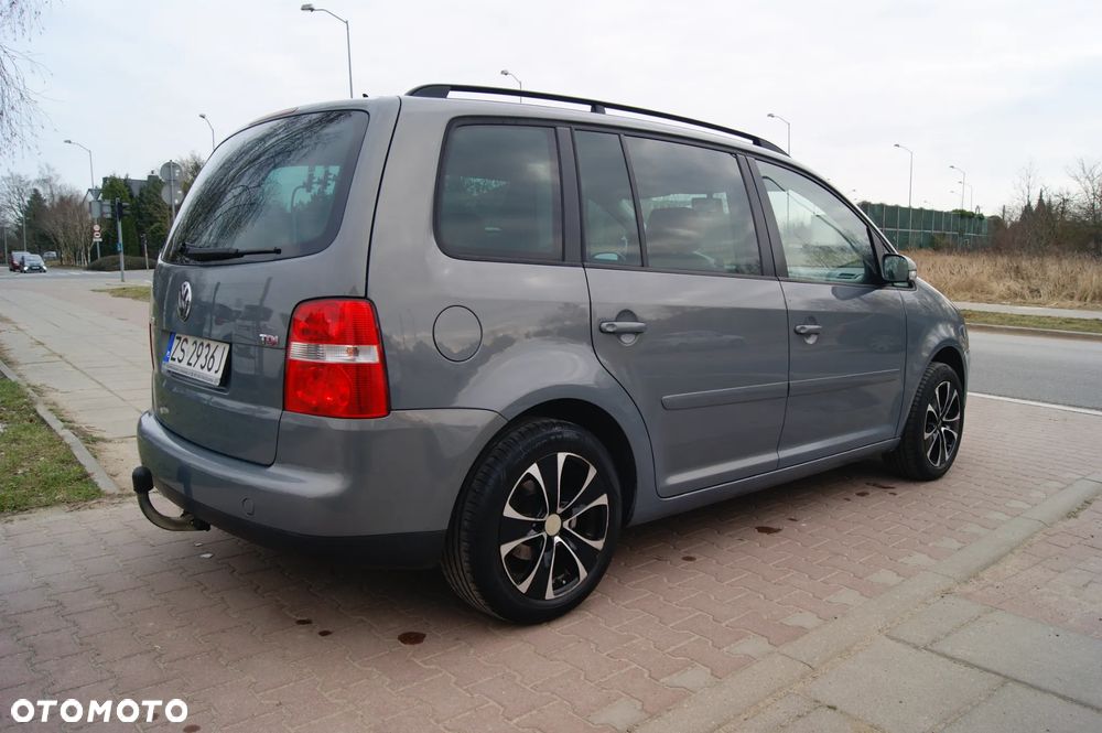 Volkswagen Touran 2.0 TDI Highline - 4