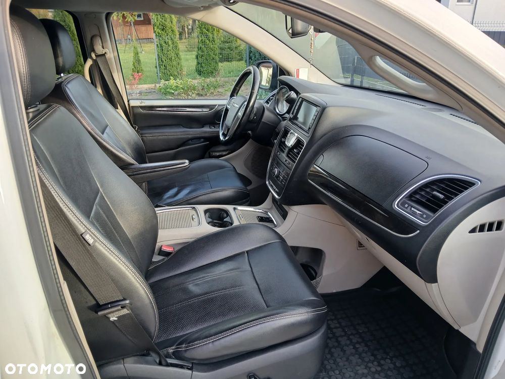 Chrysler Town & Country 3.6 Limited - 12