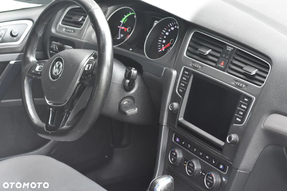 Volkswagen Golf - 25