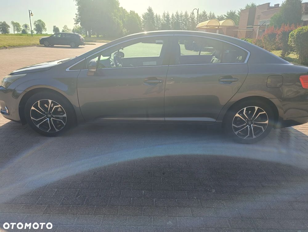 Toyota Avensis 2.2 D-4D Sol - 2