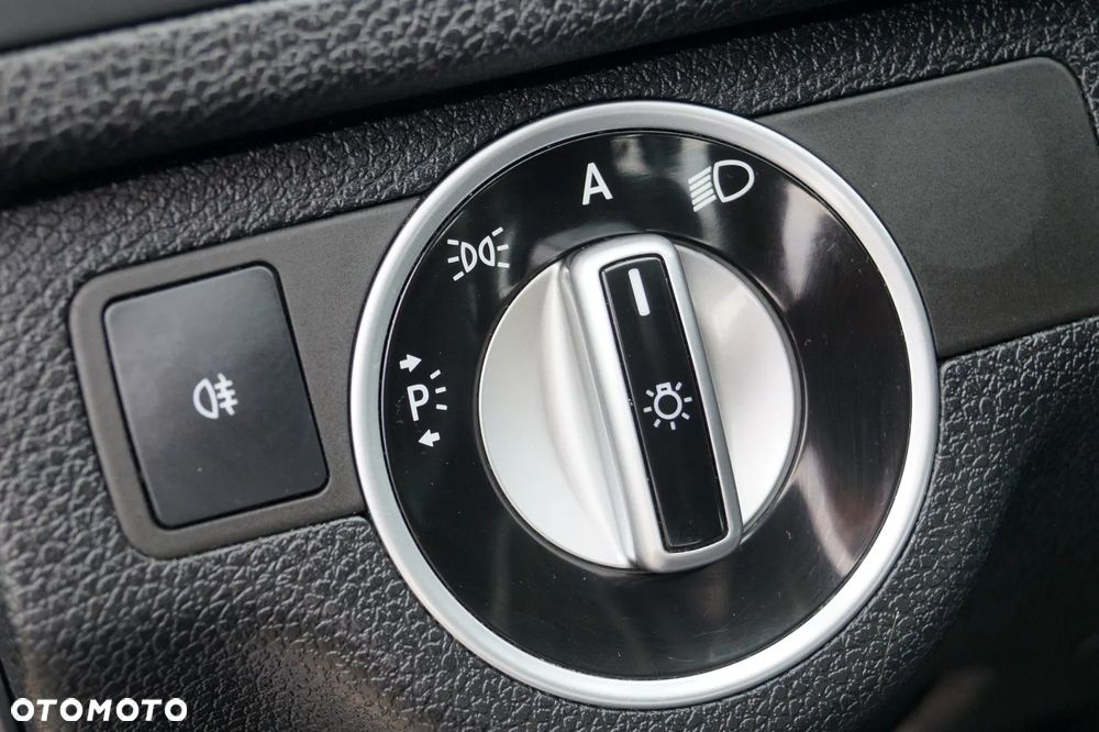 Mercedes-Benz Klasa C 180 CGI Automatik BlueEFFICIENCY Avantgarde - 33
