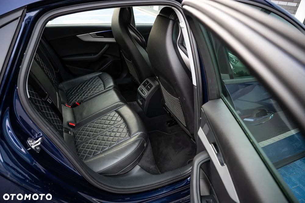 Audi A4 Limousine - 21
