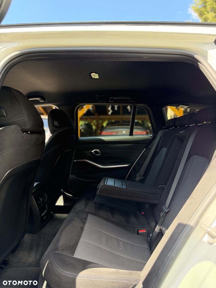 BMW Seria 3 320i M Sport - 23