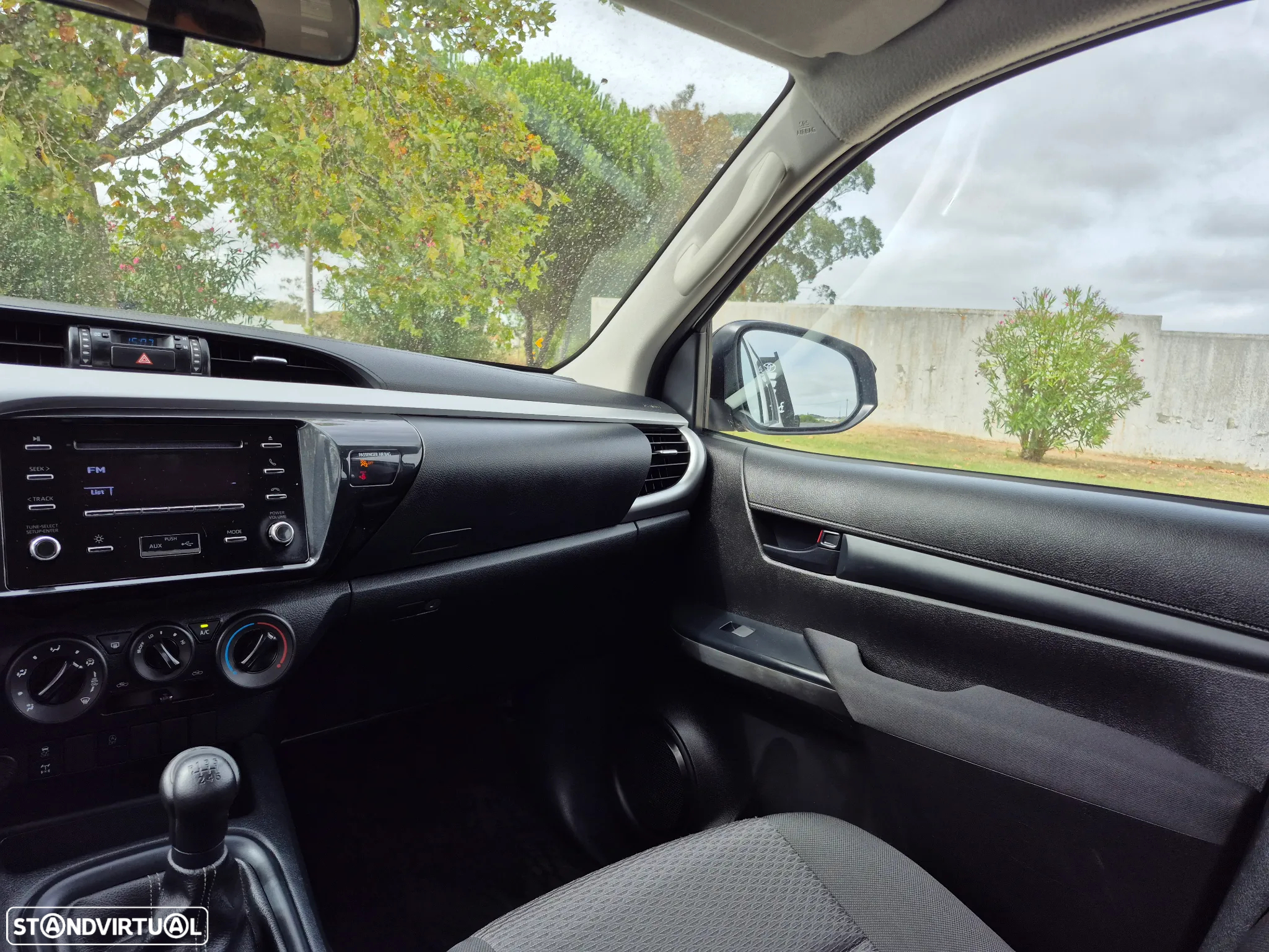 Toyota Hilux 2.4D-4D 4X4 - 2024 - 5 LUGARES - 12.000KM - 11