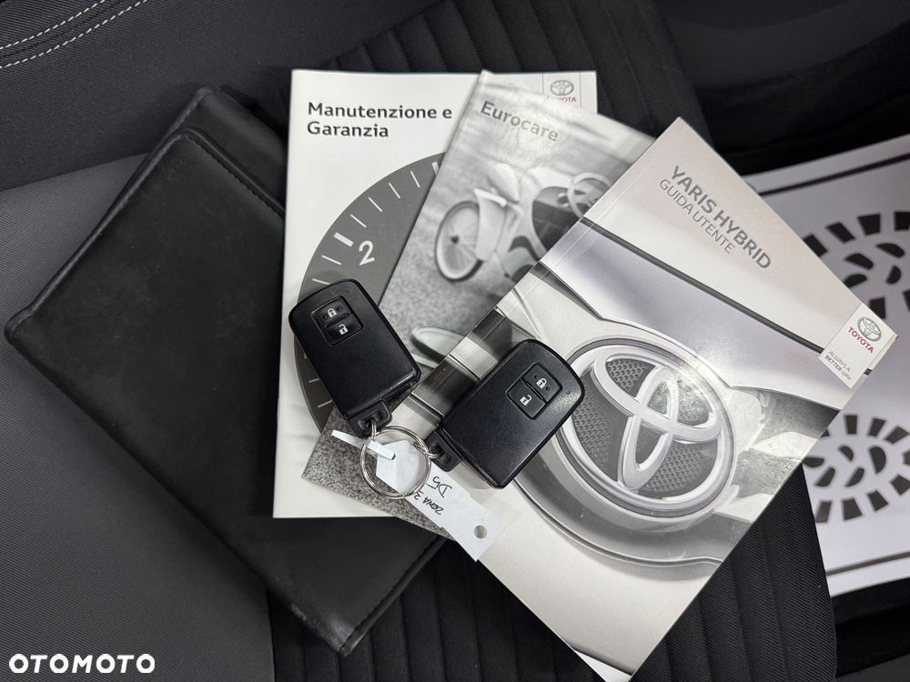 Toyota Yaris Hybrid 100 Business Edition - 32
