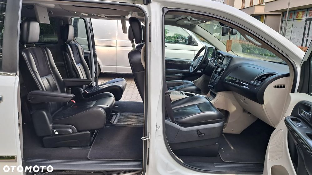 Chrysler Town & Country 3.6 Limited - 13