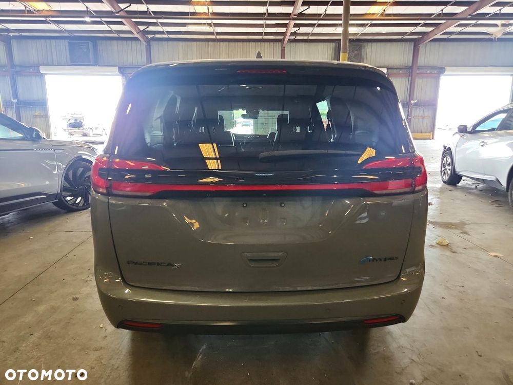 Chrysler Pacifica - 6