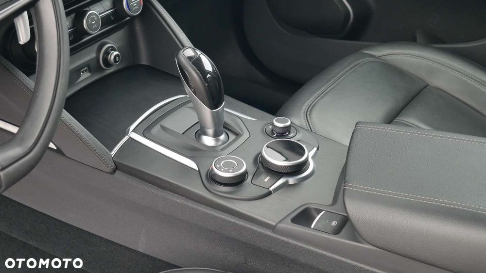 Alfa Romeo Stelvio - 12