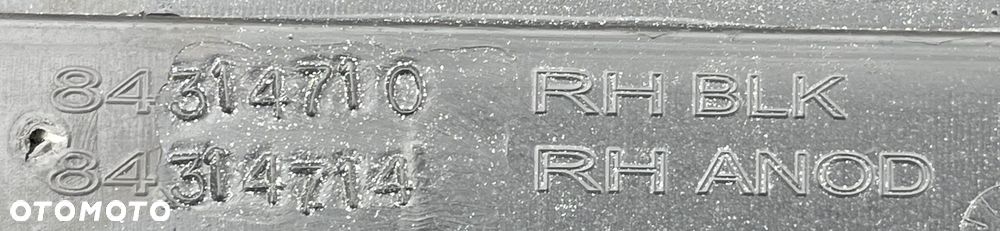 P8 GMC YUKON XL DENALI IV 2015 -  RELINGI LISTWA DACHOWA PRAWA 84314710 - 8