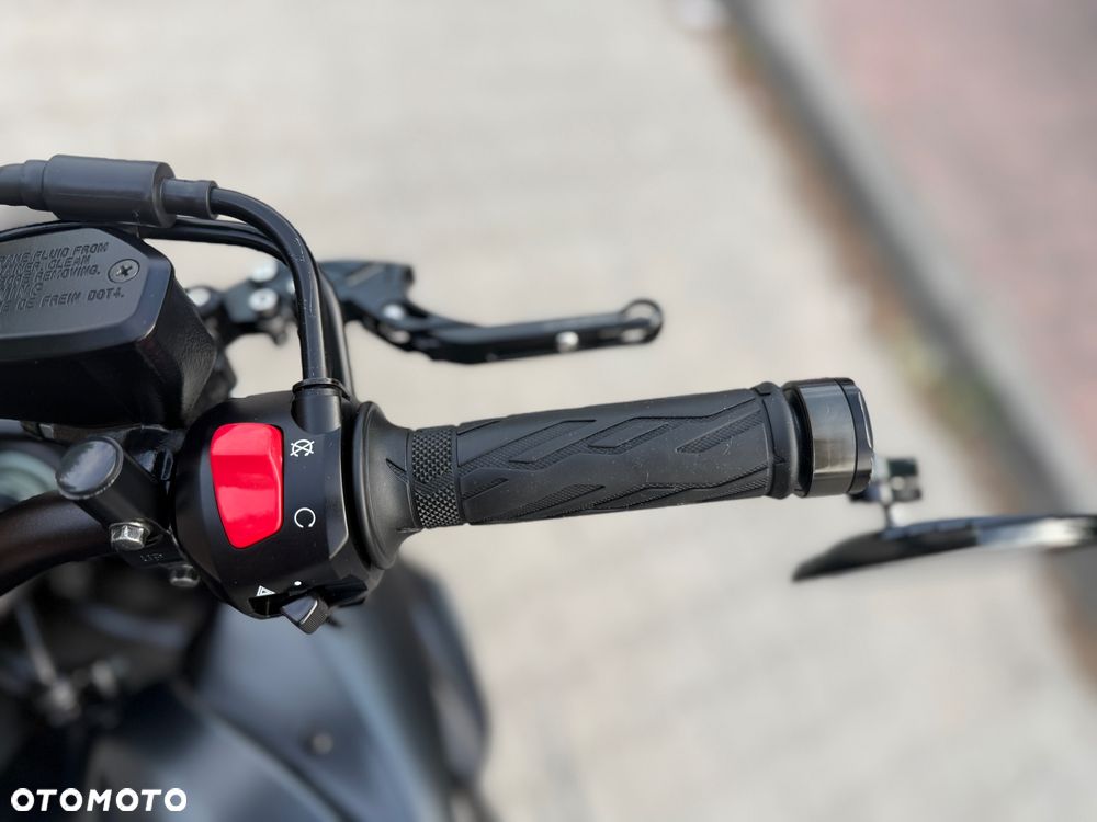 Suzuki GSX - 27