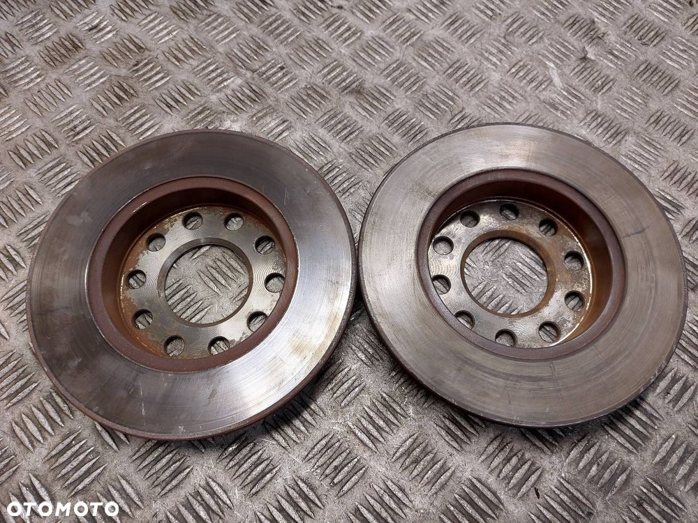 TARCZE HAMULCOWE TYŁ + KLOCKI AUDI A4 B6 2.0 20V - 4