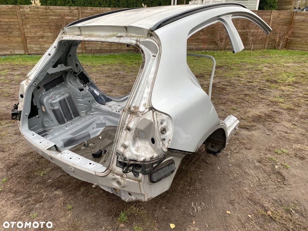 MERCEDES gla 156 tyl z dachem cwiartka kolor 761 igla - 1