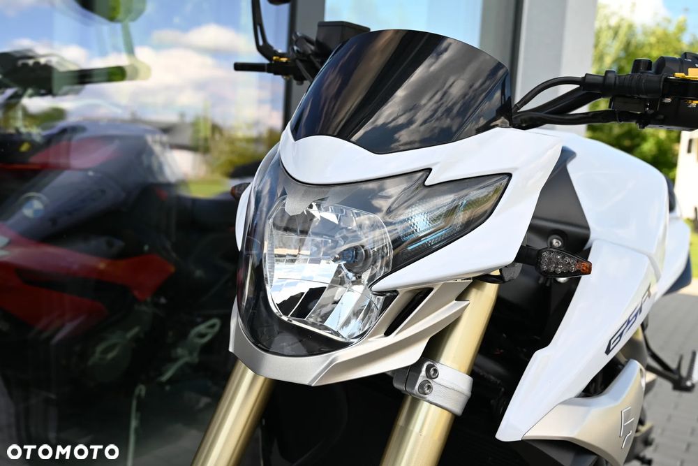 Suzuki GSR - 39