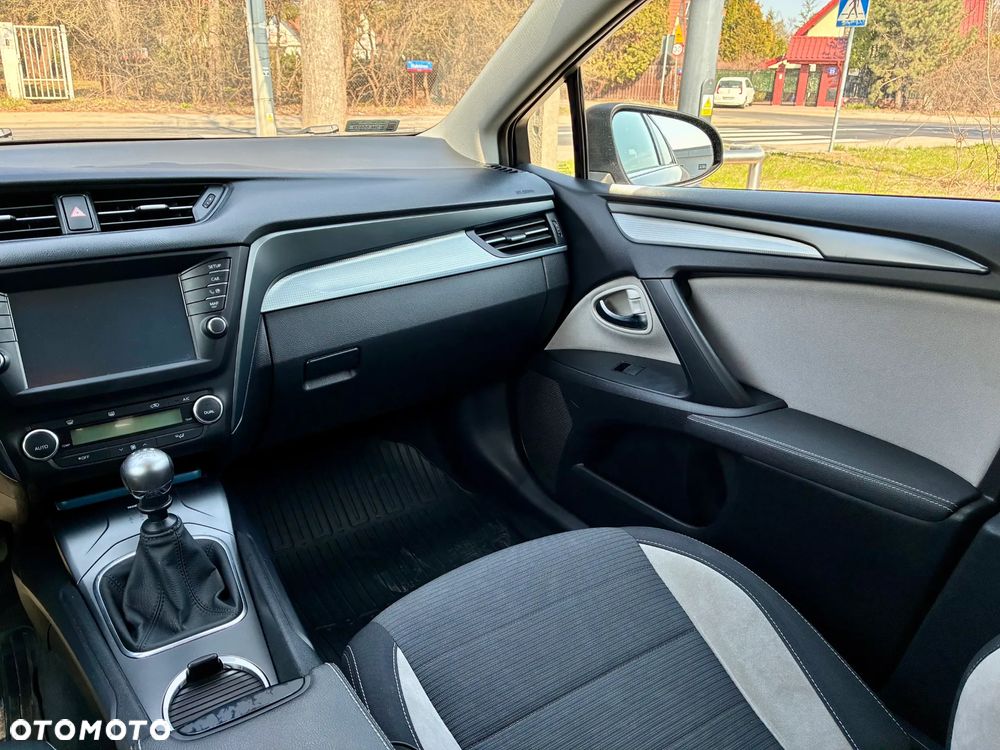 Toyota Avensis 2.0 D-4D Premium - 6