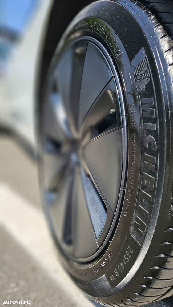 Tesla Model 3 - 8