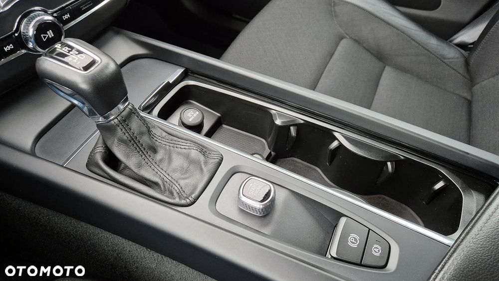 Volvo XC 60 D4 Momentum Pro - 19