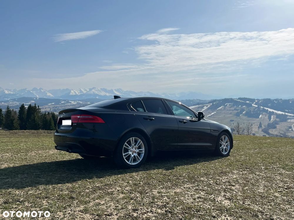 Jaguar XE 2.0 T Portfolio - 1