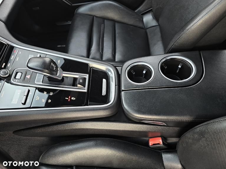 Porsche Panamera 4S - 29