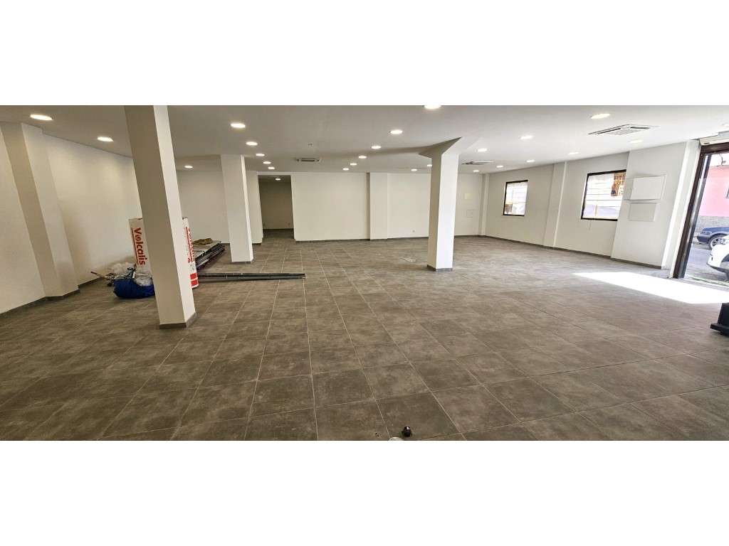 Armazém / Espaço comercial renovado - Bairro da Milharada, Famões - Grande imagem: 3/8