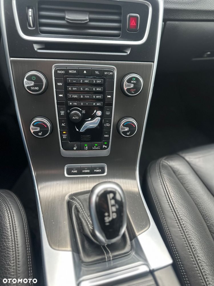 Volvo V60 D6 AWD Plug-in Hybrid Summum - 11