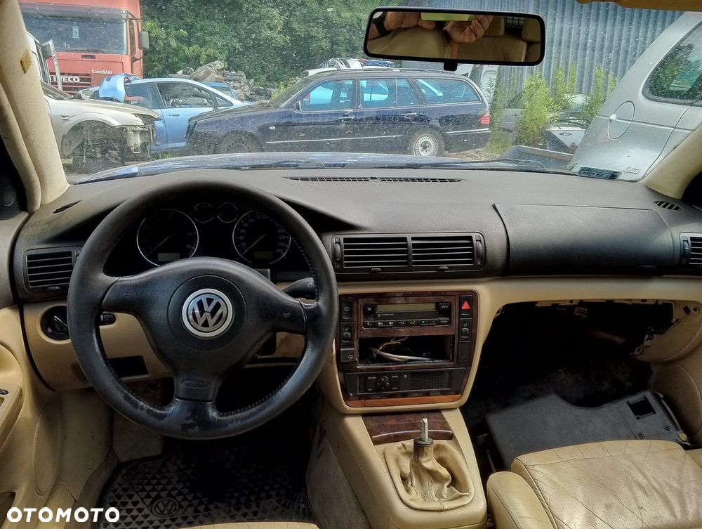 Volkswagen Passat B5 Przed Lift 4MOTION! (97-00r.) 2.8 B 193KM. Silnik ALG pasuje do ACK, AHA, APR, AQD, ATQ Skrzynia  DJR  [ Syncro/ 4motion] lakier R5V LR5V C3.Cały na części.GWARANCJA !!! Przód Tył Zestaw Komplet Drzwi Klapa Zderzak Błotnik Maska Grill Atrapa Szyba Pas Lampa Lusterko Boczki Fotel Kanapa Kokpit Deska Rozdzielcza Przełącznik Włącznik Sterownik Przewody Wiązka Instalacja Moduł Komputer Czujnik Listwa Pompa Alternator Wtryski Głowica Rozrusznik Kompresor Sprzęgło Dwumas Silnik Skrzynia ABS Klimatyzacji Paliwa Wspomagania Kolektor Turbina Przepustnica Zawór Chłodnica Koło Hak Belka Sanki Zawieszenie Mcpherson Półoś Amortyzator Wydech Tłumik Zacisk Most - 8