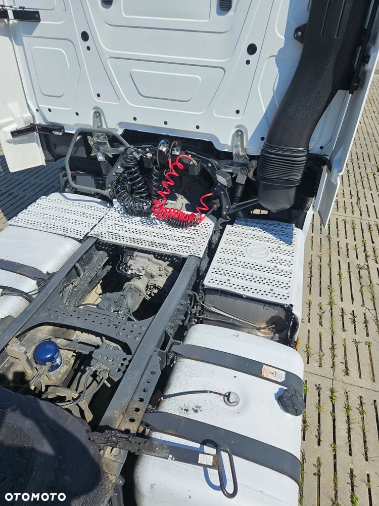 Mercedes-Benz ACTROS - 11