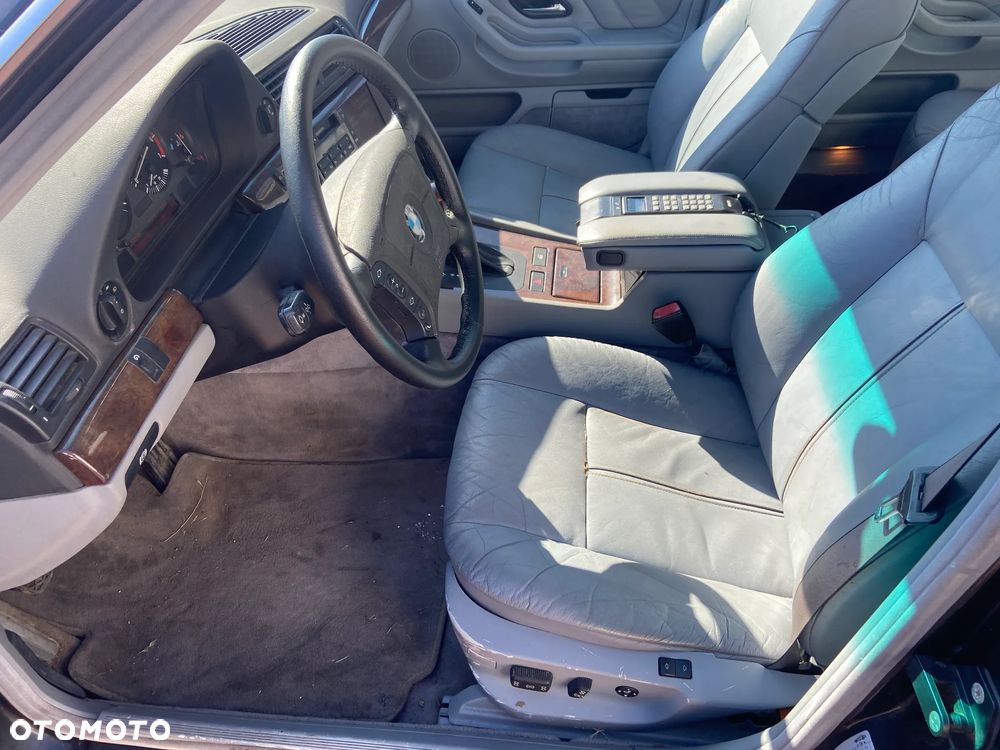 BMW Seria 7 740i V8 - 8