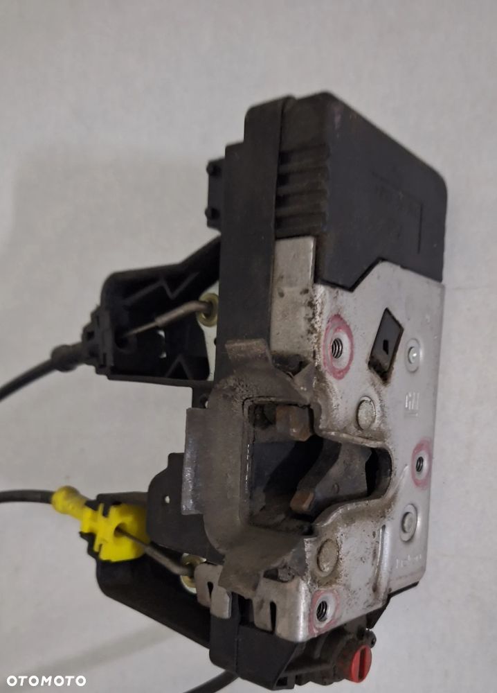 ZAMEK DRZWI  PRZESUWNYCH PRAWYCH 8200008463- VIVARO,TRAFIC 01-14 ROK - 2