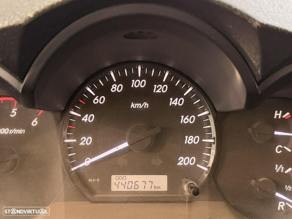 Toyota Hilux 2.4 D-4D 4WD CE CH 3L - 11