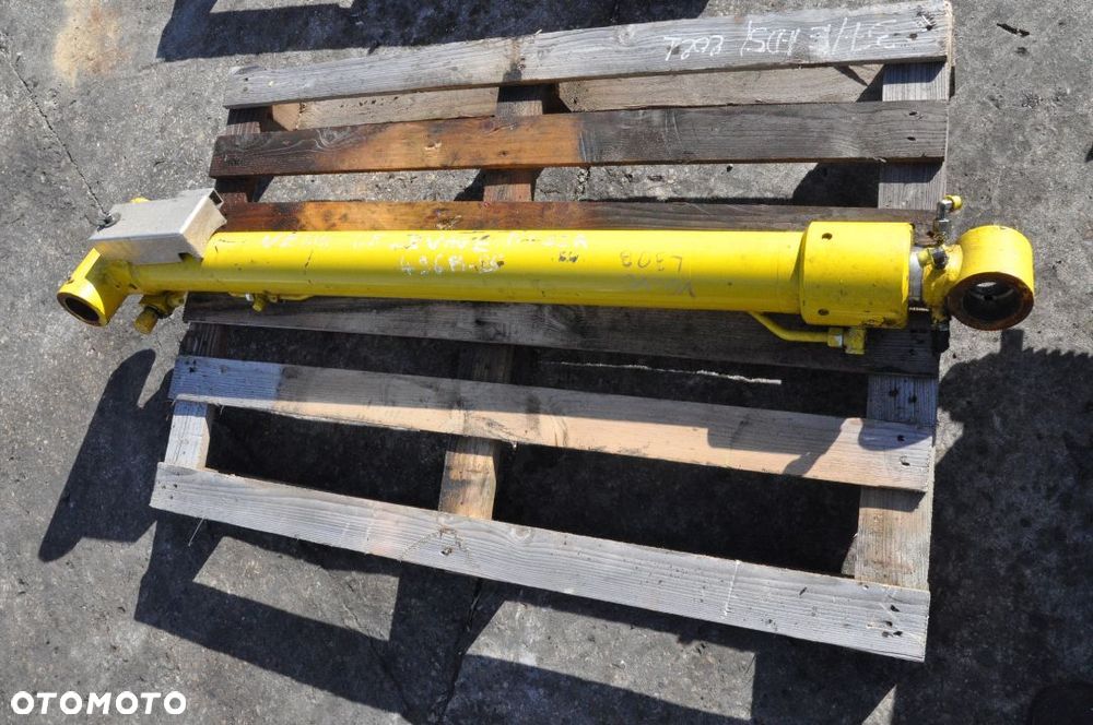 SIŁOWNIK TŁOK HYDRAULICZNY VOLVO L30B DŁ. 131,5 CM