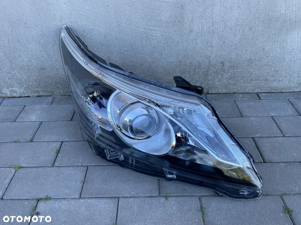 LAMPA PRZEDNIA PRAWA TOYOTA AVENSIS T27 LIFT  2012-2015 - 1