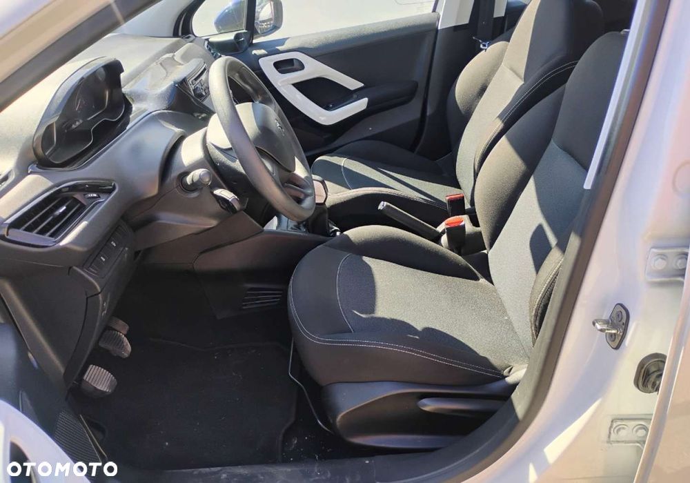 Peugeot 208 - 8