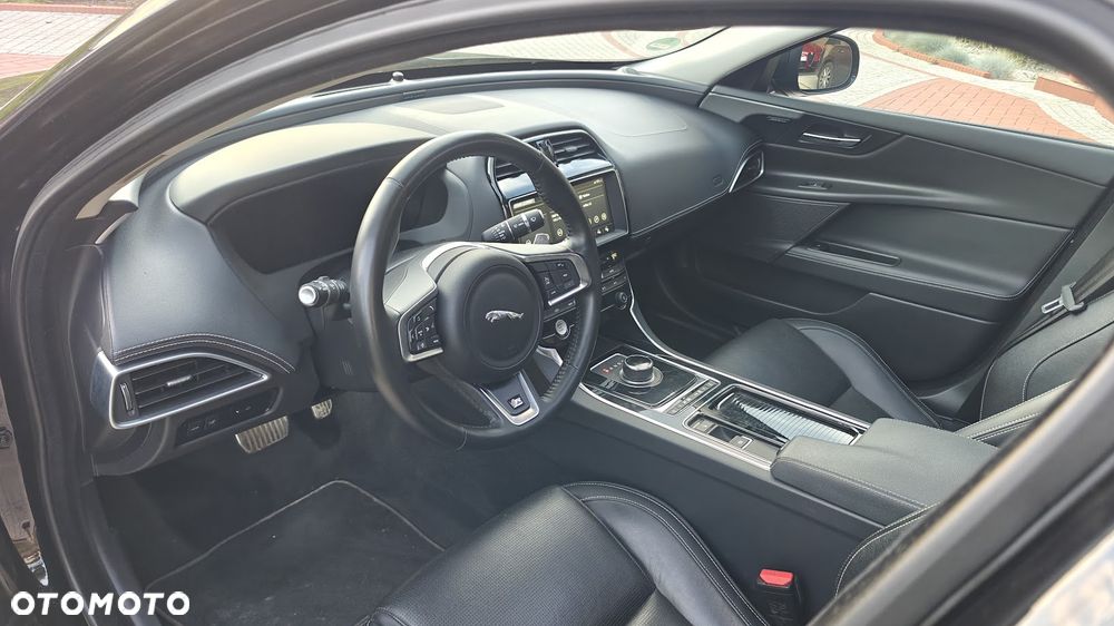 Jaguar XE 2.0 T R-Sport - 10
