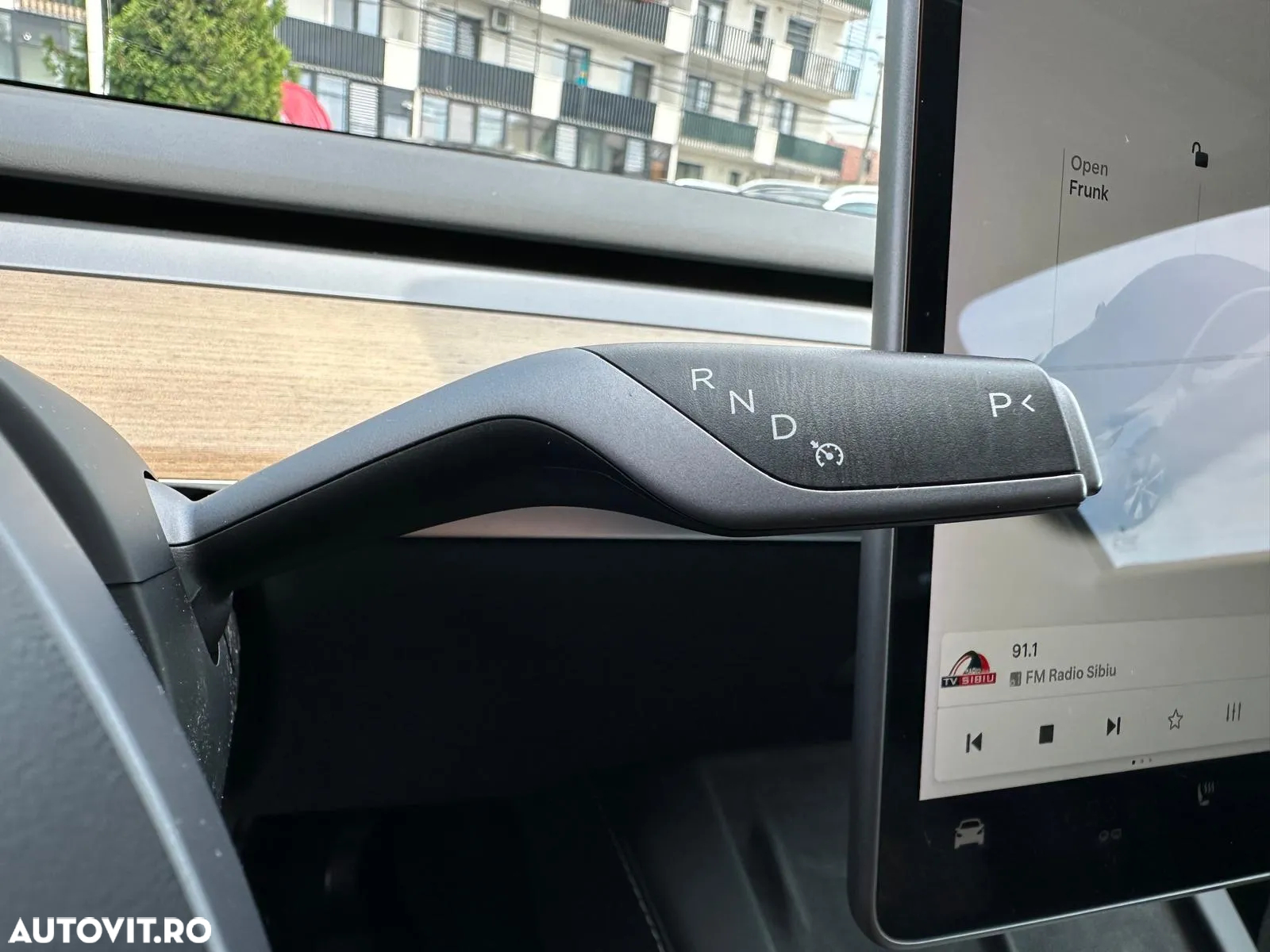 Tesla Model Y Long Range AWD - 38
