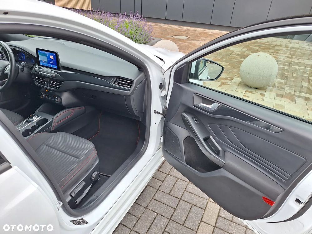 Ford Focus 1.5 EcoBoost ST-Line X - 24