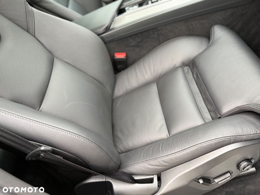 Volvo XC 60 B4 D AWD Plus Dark - 28
